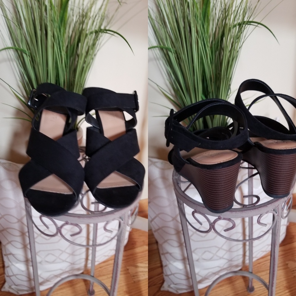 Strap wedge shoes
